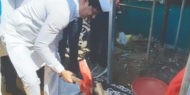 रस्त्यासाठी दीड कोटींचा निधी; आमदारांचे हस्ते भूमिपूजन