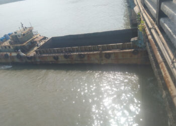 मालवाहतूक बार्जच्या धडकांमुळे साळाव पूल खिळखिळा