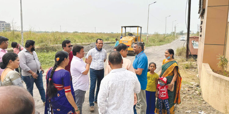 रस्त्याच्या डांबरीकरणाचे काम सुरू