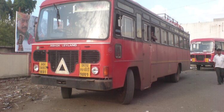 खराब रस्त्यांमुळे एसटीचे नुकसान