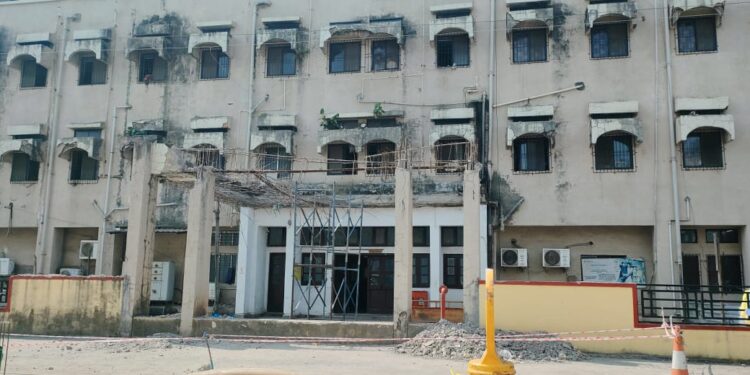 कंत्राटदाराचा हलगर्जीपणा; जिल्हा रुग्णालयात रुग्णांना प्रवेशाला त्रास