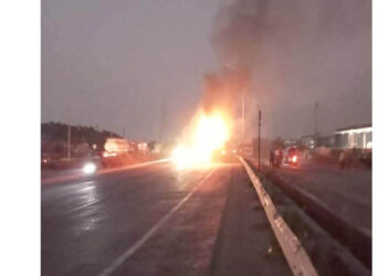 राष्ट्रीय महामार्गावर डंपरला आग; चालकाचा जीव वाचला