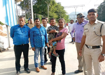 लोकल प्रवासात ताटातूट झालेल्या मायलेकराची भेट