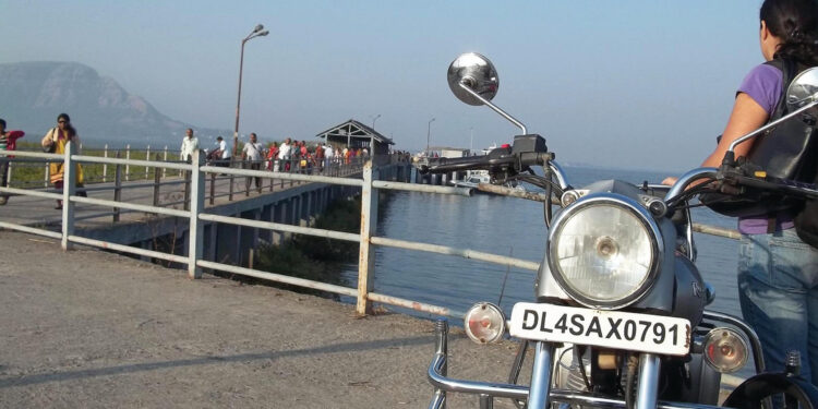 समुद्रात गाळ साचल्याने मोरा-रेवस, करंजा फेरी बोटी बंद