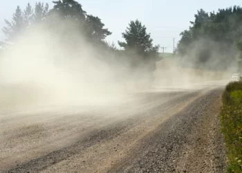 धुळीमुळे वाहनचालक त्रस्त