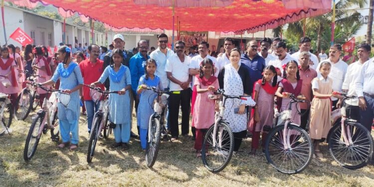 सावित्रीच्या लेकींनो खूप शिका;चित्रलेखा पाटील यांचे आवाहन