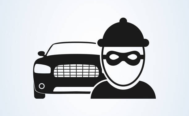 इनोव्हा कार चोरीप्रकरणी तिघे अटकेत