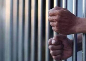 अरे बापरे! कारागृहात कैद्यांमध्ये जुंपली; भांडण सोडविणार्‍या पोलिसाला मारहाण