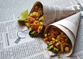 बंदी असतानाही खाद्यपदार्थांची वर्तमानपत्रात पॅकिंग