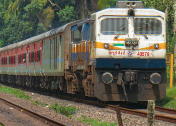 ओव्हरहेड वायर तुटल्याने कोकण रेल्वे वाहतूक पाच तास ठप्प