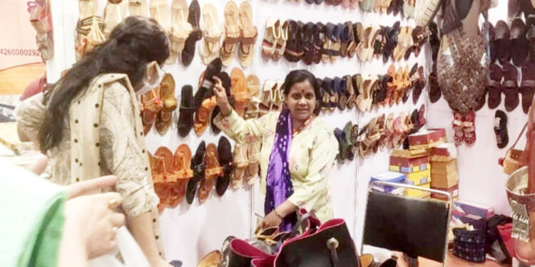 दिल्लीकरांना माथेरानच्या वस्तूंची भूरळ