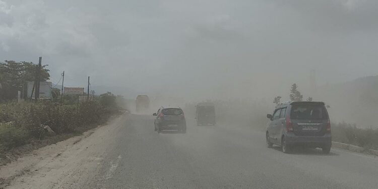 मुंबई-गोवा महामार्गावर बारा कोटीचा धुरळा