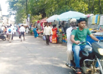 प्लास्टिक छप्पर गेले छत्र्या आल्या