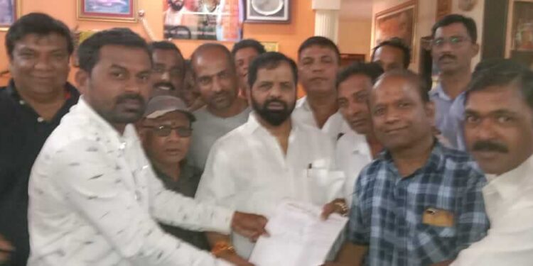 विक्रम चालक मालक संघटनेतर्फे निवेदन