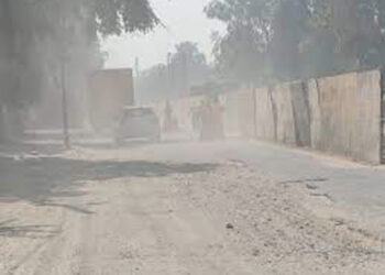 पालीत खड्यामुळे भाविक हैराण