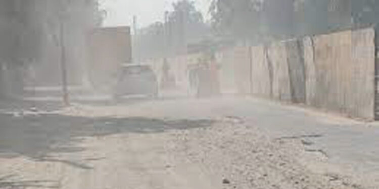 पालीत खड्यामुळे भाविक हैराण