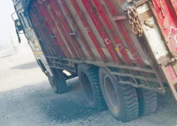 कळंबोली-मुंब्रा महामार्गावरील उड्डाणपूलावर खड्डे