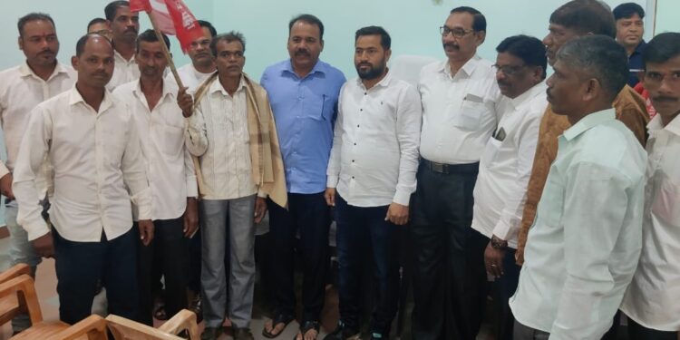 राष्ट्रवादीला रामराम! चंदरगाव ग्रामपंचायत सदस्याचा शेकापक्षात प्रवेश