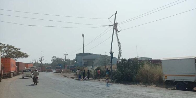 जांभुळपाडा गाव 15 तास अंधारात