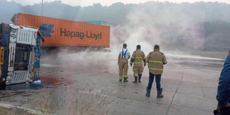 महामार्गावर कंटेनर फुटून केमिकल रस्त्यावर