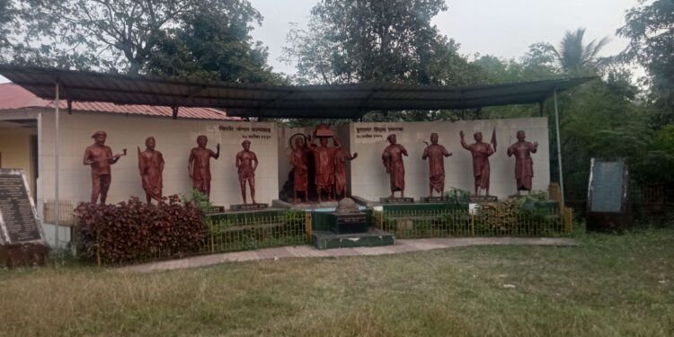 हुतात्म्यांच्या वारसांना नोकर्‍या द्या