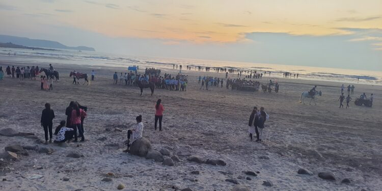 मुरूड भरणार आनंदमेळा; व्हेज, नॉनव्हेज मेजवानी; समुद्रकिनारी धमाल