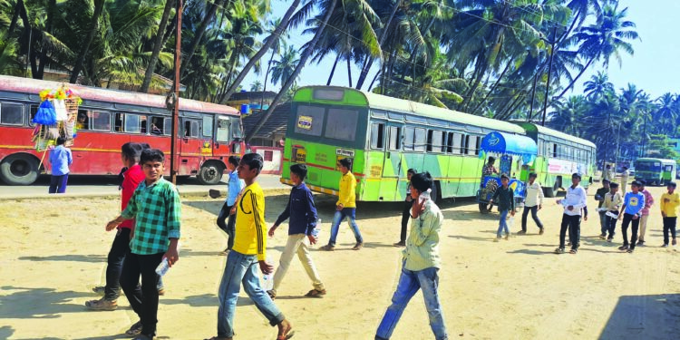 मुरूडच्या किनारी विद्यार्थ्यांचे थवे