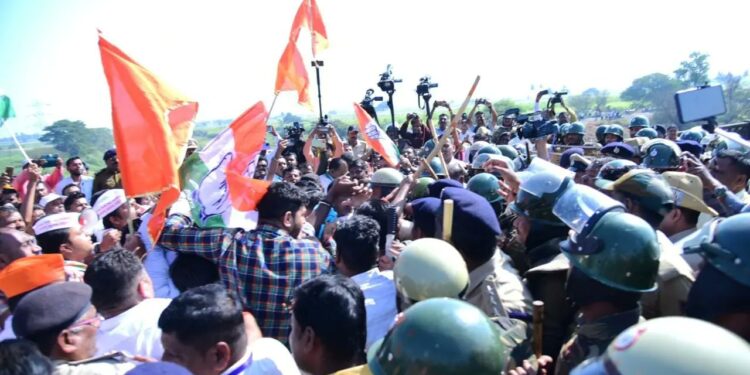 कर्नाटक पोलिसांकडून मविआ नेत्यांवर लाठीहल्ला