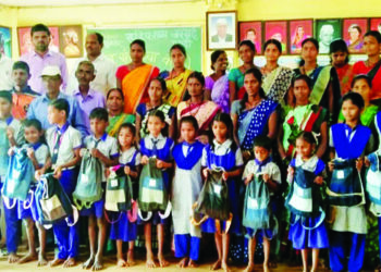 विद्यार्थ्यांना शैक्षणिक साहित्याचे वाटप