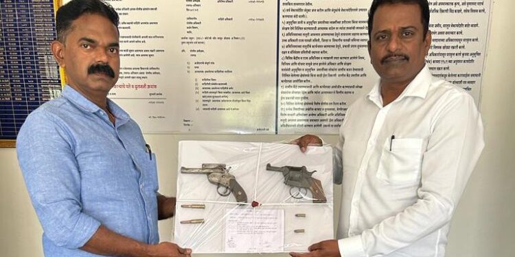 धक्कादायक; दोन गावठी पिस्तुल व चार काडतुस जप्त