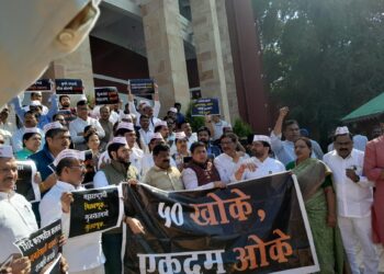 मुख्यमंत्र्यांच्या राजीनाम्यासाठी विरोधक आक्रमक