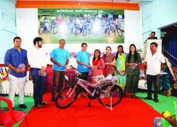 सहाण येथे सावित्रीच्या लेकी सायकलवर स्वार