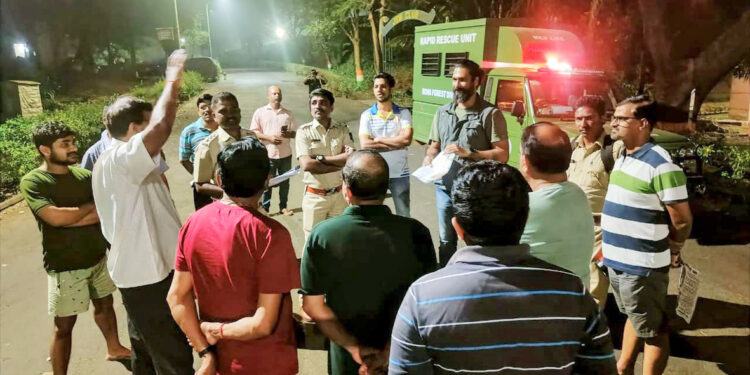 बिबट्याच्या हल्ल्यापासून बचावासाठी वनविभागातर्फे जनजागृती