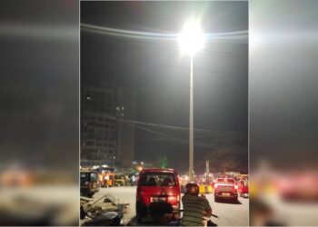 चारफाटा येथील हायमास्ट सुरु