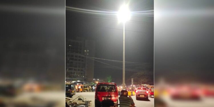 चारफाटा येथील हायमास्ट सुरु