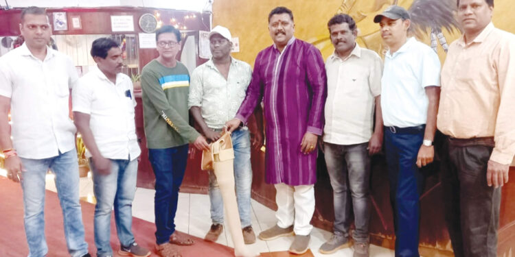 तरुणाला कृत्रिम पाय दान