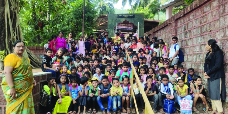 विद्यार्थ्यांनी लुटला सहलीचा आनंद