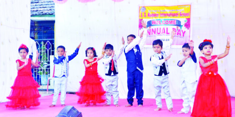 कुडेकर इंटरनॅशनल स्कूलचे स्नेहसंमेलन