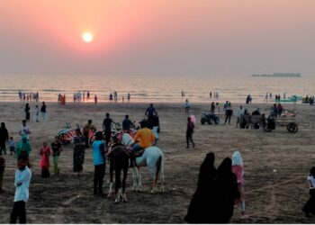 मुरुड पुन्हा पर्यटकांनी बहरले