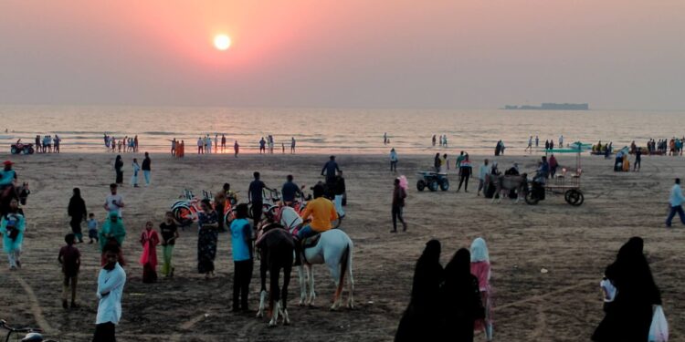 मुरुड पुन्हा पर्यटकांनी बहरले