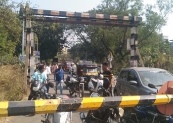 नेरळचे रेल्वे फाटक टेम्पोने उडविले; वाहतूक विस्कळीत