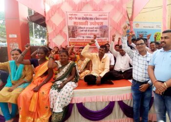 पाण्यासाठी आदिवासी ग्रामस्थांचे उपोषण