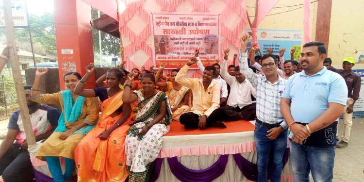 पाण्यासाठी आदिवासी ग्रामस्थांचे उपोषण