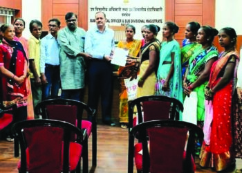 घरे तोडण्यापूर्वी पुनर्वसन करा