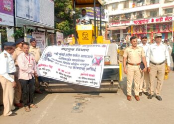 कर्णकर्कश्य आवाजाच्या ४७ सायलेन्सरवर रोडरोलर