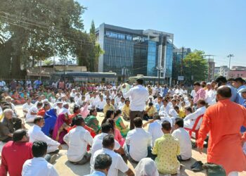 धरणे आंदोलकांची मुस्कटदाबी