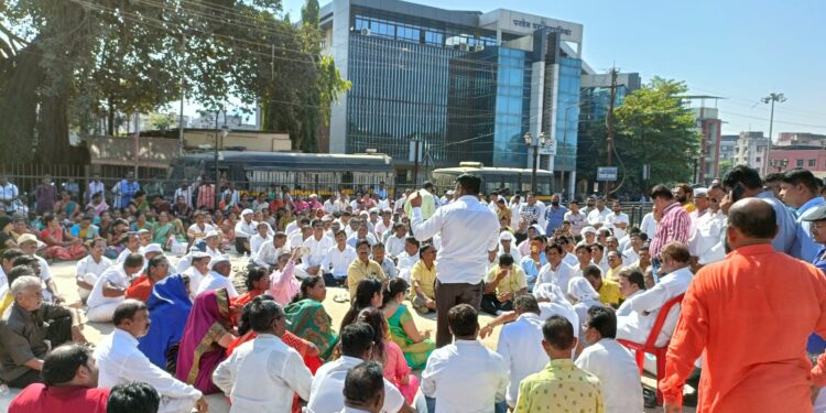 धरणे आंदोलकांची मुस्कटदाबी