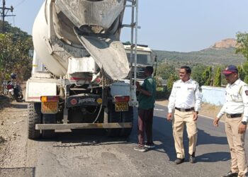 वाहतूक पोलीसांकडून माणुसकीचे दर्शन