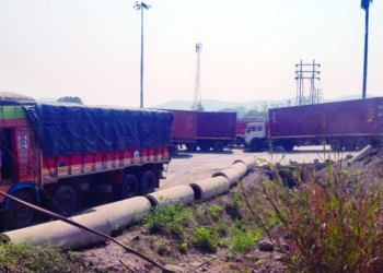 अवजड वाहनांमुळे नागरिक त्रस्त