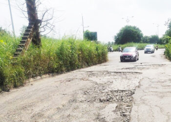 नवघर उड्डाणपुलावर खड्डे